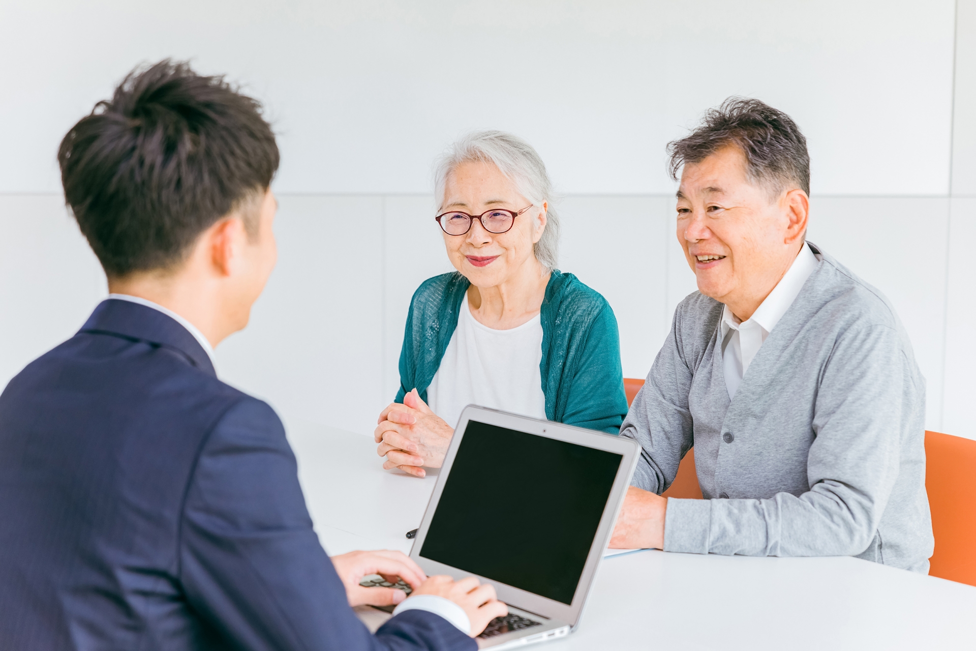 打ち合わせ・相談をする高齢者夫婦